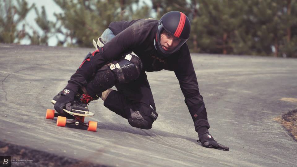 Susipažinkite: miesto gatves užkariaujantis longboardas