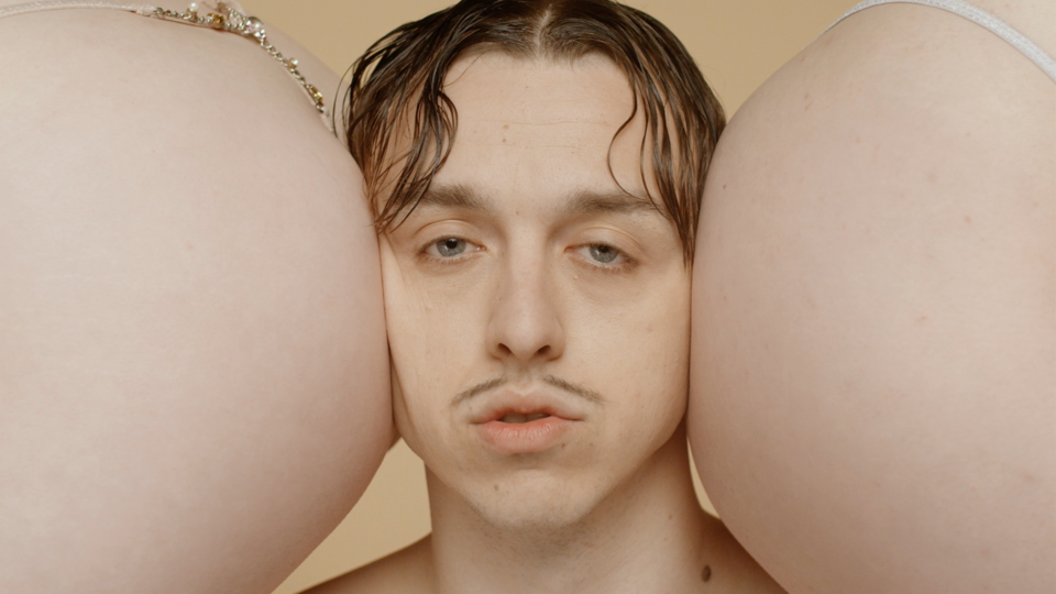 Internetinius viral’us kepantis Tommy Cash gerai jaučiasi vilkėdamas ir treningą, ir suknelę [Galapagai 2017]
